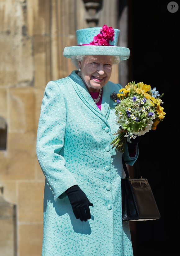 La reine Elizabeth II d'Angleterre à la sortie de la messe de Pâques à la chapelle Saint-Georges du château de Windsor, le 21 avril 2119.
