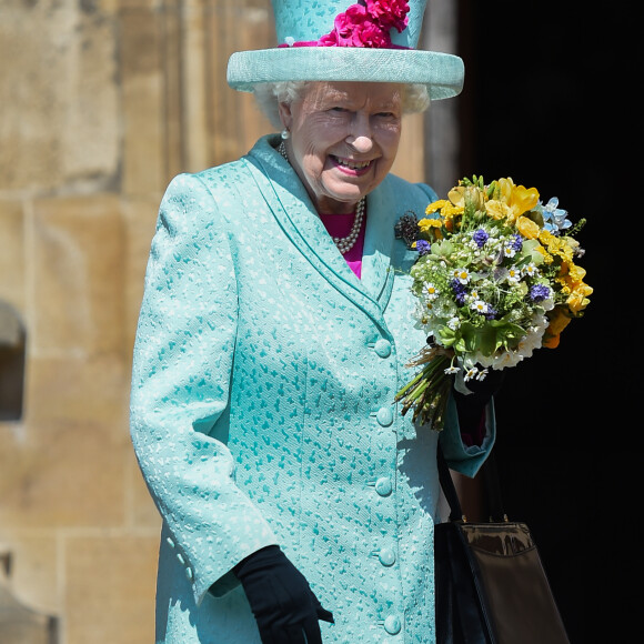 La reine Elizabeth II d'Angleterre à la sortie de la messe de Pâques à la chapelle Saint-Georges du château de Windsor, le 21 avril 2119.