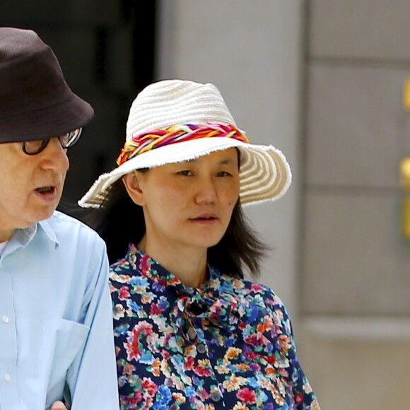Woody Allen et sa femme Soon-Yi Previn se baladent sur Park Avenue dans New York le 12 Août 2018.