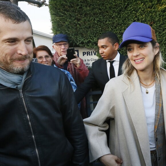 Exclusif - Guillaume Canet et sa compagne Marion Cotillard lors de l'avant-première nationale du film "Nous finirons ensemble" (suite des "Petits Mouchoirs") au cinéma le Rex d'Andernos-les-Bains, bassin d'Arcachon, France, le 17 avril 2019. L'équipe du film à ensuite organisé une deuxième projection pour les acteurs et leurs proches, suivi par une fête afin de célébrer leurs retrouvailles sur le lieu du tournage. © Patrick Bernard/Bestimage