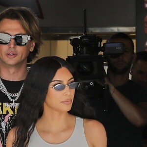 Exclusif - Kim Kardashian arrive à BurgerIM pour faire la promotion du nouveau burger approuvé par son meilleur ami Jonathan Cheban (Foodgod) à Los Angeles. Les fans de L'incroyable famille Kardashian sauront que Jonathan adore trouver les meilleurs repas dans le monde entier. Jonathan est devenu Foodgod en postant de la nourriture et des lieux cotés depuis que les réseaux sociaux ont commencé. Maintenant, avec des millions d'abonnés, des gens du monde entier le consultent pour savoir où aller. En plus de partager ses photos de nourriture avec ses 2,1 millions d'abonnés Instagram, Jonathan a aussi un site Web Foodgod dédié à trouver la meilleure cuisine, les meilleurs cocktails et sucreries de par le monde. Le 24 avril 2019.