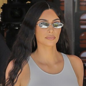 Exclusif - Kim Kardashian arrive à BurgerIM pour faire la promotion du nouveau burger approuvé par son meilleur ami Jonathan Cheban (Foodgod) à Los Angeles. Les fans de L'incroyable famille Kardashian sauront que Jonathan adore trouver les meilleurs repas dans le monde entier. Jonathan est devenu Foodgod en postant de la nourriture et des lieux cotés depuis que les réseaux sociaux ont commencé. Maintenant, avec des millions d'abonnés, des gens du monde entier le consultent pour savoir où aller. En plus de partager ses photos de nourriture avec ses 2,1 millions d'abonnés Instagram, Jonathan a aussi un site Web Foodgod dédié à trouver la meilleure cuisine, les meilleurs cocktails et sucreries de par le monde. Le 24 avril 2019.