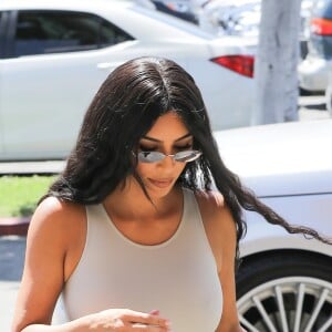 Exclusif - Kim Kardashian arrive à BurgerIM pour faire la promotion du nouveau burger approuvé par son meilleur ami J. Cheban (Foodgod) à Los Angeles. Les fans de L'incroyable famille Kardashian sauront que J. adore trouver les meilleurs repas dans le monde entier. J. est devenu Foodgod en postant de la nourriture et des lieux cotés depuis que les réseaux sociaux ont commencé. Maintenant, avec des millions d'abonnés, des gens du monde entier le consultent pour savoir où aller. En plus de partager ses photos de nourriture avec ses 2,1 millions d'abonnés Instagram, J. a aussi un site Web Foodgod dédié à trouver la meilleure cuisine, les meilleurs cocktails et sucreries de par le monde. Le 24 avril 2019.