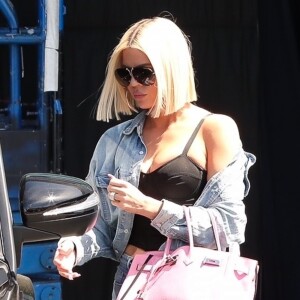 Exclusif - Khloe Kardashian porte une perruque blonde et un sac Hermès rose à la sortie d'un studio d'enregistrement à Los Angeles, le 29 mars 2019.