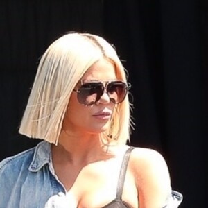 Exclusif - Khloe Kardashian porte une perruque blonde et un sac Hermès rose à la sortie d'un studio d'enregistrement à Los Angeles, le 29 mars 2019.