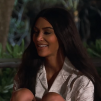 Kim Kardashian se fait roter dessus : hilarité et dégoût chez un guérisseur