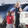 Exclusif - Charlize Theron se promène avec ses enfants August et Jackson à Los Angeles le 5 octobre 2018.