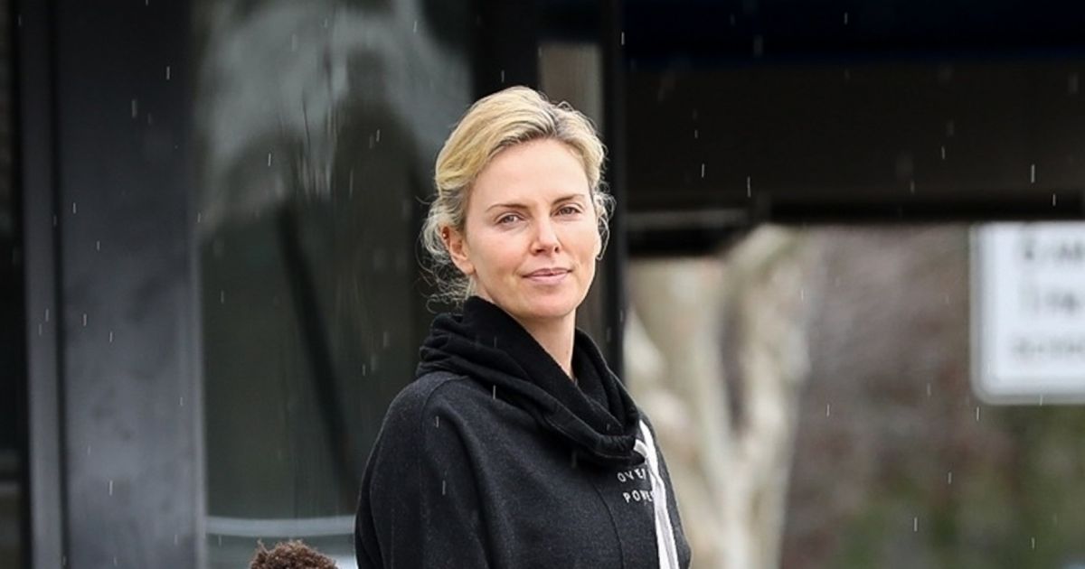 Exclusif - Charlize Theron est allée déguster des yaourts glacés avec