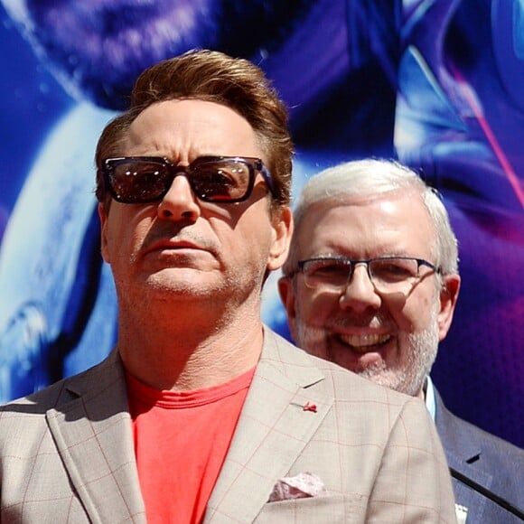 Robert Downey Jr. - Toute l'équipe de Marvel Studios Avengers: Endgame laissent leurs empreintes sur le ciment lors d'une cérémonie au Chinese Theatre à Hollywood, Los Angeles, le 23 avril 2019.