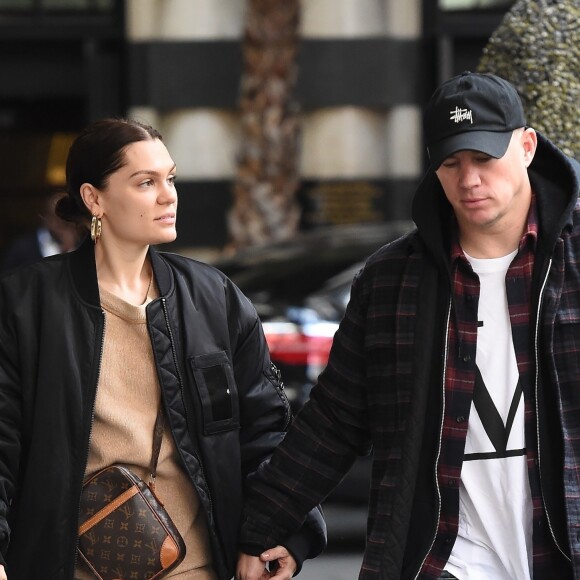 Channing Tatum et sa compagne Jessie J se promènent main dans la main dans les rues de Londres. Channing porte une casquette, un t-shirt Louis Vuitton blanc, une veste et une chemise à carreaux, sa paire de baskets est assortie à son t-shirt blanc et noir. Jessie porte un ensemble de jogging de couleur beige, une paire de maxis créoles, un bomber noir et un sac en bandoulière Louis Vuitton. Londres le 14 mars 2019.