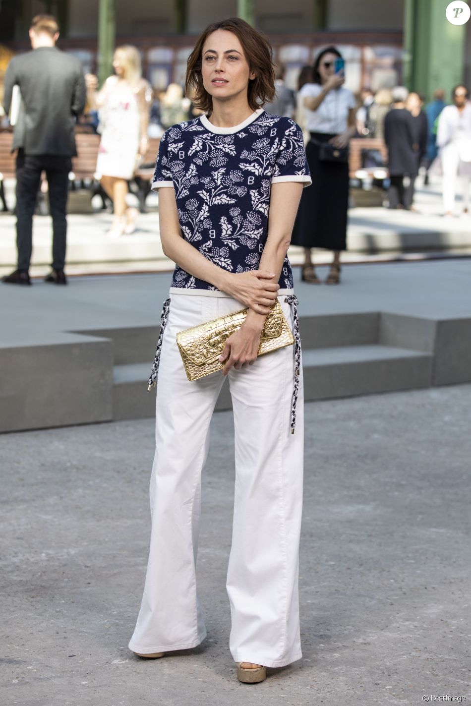 Anne Berest - Les célébrités au photocall du défilé Chanel Cruise