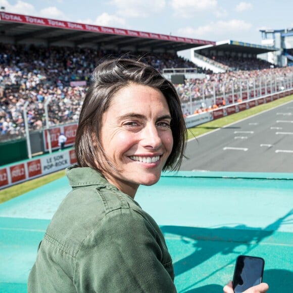 Exclusif - Alessandra Sublet, qui a récemment passé son permis Moto, a assisté pour la première fois à la 42e édition des 24 Heures Motos ce week-end. Après être venue de Paris en moto, elle a pu découvrir les coulisses de cet événement. Son programme a été intense : baptême de piste sur le circuit Bugatti, parade, rencontre de l'équipage 100% féminin (le Girls Racing Team avec notamment la jeune M. Coignard) et de Lil’Viber qui a participé à la Women’s Cup. Elle a également pu passer des nombreux moments avec les spectateurs venus en nombre ou encore assister à un relais de nuit dans le team Suzuki. Le Mans du 19 au 20 Avril 2019. © Cyril Moreau / Bestimage