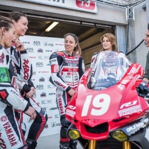 Exclusif - Alessandra Sublet, Mélodie Coignard et l'equipe girls racing team - Alessandra Sublet, qui a récemment passé son permis Moto, a assisté pour la première fois à la 42e édition des 24 Heures Motos ce week-end. Après être venue de Paris en moto, elle a pu découvrir les coulisses de cet événement. Son programme a été intense : baptême de piste sur le circuit Bugatti, parade, rencontre de l'équipage 100% féminin (le Girls Racing Team avec notamment la jeune M. Coignard) et de Lil’Viber qui a participé à la Women’s Cup. Elle a également pu passer des nombreux moments avec les spectateurs venus en nombre ou encore assister à un relais de nuit dans le team Suzuki. Le Mans du 19 au 20 Avril 2019. © Cyril Moreau / Bestimage