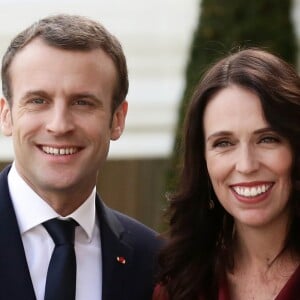 Le président de la République Emmanuel Macron raccompagne la première ministre de Nouvelle-Zélande, Jacinda Ardern (enceinte), sur le perron du palais de l'Elysée à Paris. Le 16 avril 2018 © Stéphane Lemouton / Bestimage