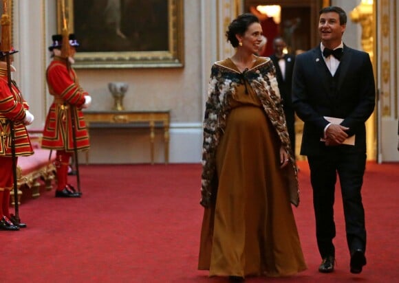 Jacinda Arden à Buckingham Palace au bras de son compagnon, Clarke Gayford, le 19 avril 2018.