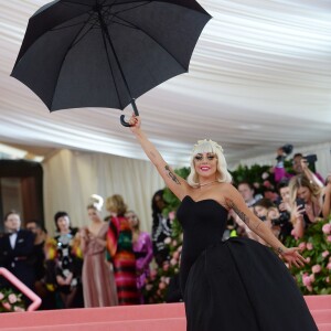 Lady Gaga fait un striptease lors de son arrivée à la 71e édition du MET Gala sur le thème "Camp: Notes on Fashion" au Costume Intitute du Metropolitan Museum of Art à New York, le 6 mai 2019.