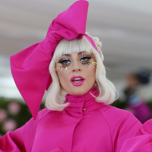 Lady Gaga fait un striptease lors de son arrivée à la 71e édition du MET Gala sur le thème "Camp: Notes on Fashion" au Costume Intitute du Metropolitan Museum of Art à New York, le 6 mai 2019.