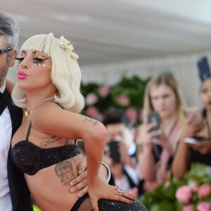 Lady Gaga fait un striptease lors de son arrivée à la 71e édition du MET Gala sur le thème "Camp: Notes on Fashion" au Costume Intitute du Metropolitan Museum of Art à New York, le 6 mai 2019.