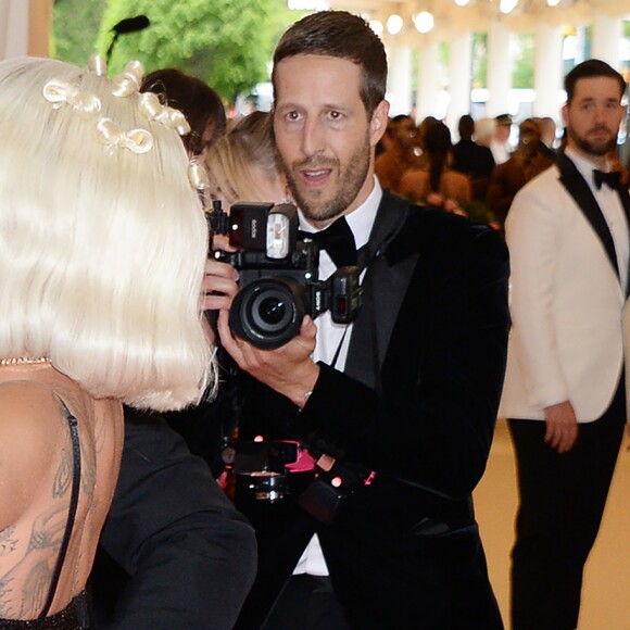 Lady Gaga fait un striptease lors de son arrivée à la 71e édition du MET Gala sur le thème "Camp: Notes on Fashion" au Costume Intitute du Metropolitan Museum of Art à New York, le 6 mai 2019.