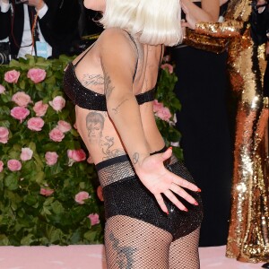 Lady Gaga fait un striptease lors de son arrivée à la 71e édition du MET Gala sur le thème "Camp: Notes on Fashion" au Costume Intitute du Metropolitan Museum of Art à New York, le 6 mai 2019.