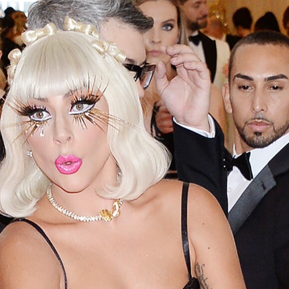 Lady Gaga fait un striptease lors de son arrivée à la 71e édition du MET Gala sur le thème "Camp: Notes on Fashion" au Costume Intitute du Metropolitan Museum of Art à New York, le 6 mai 2019.