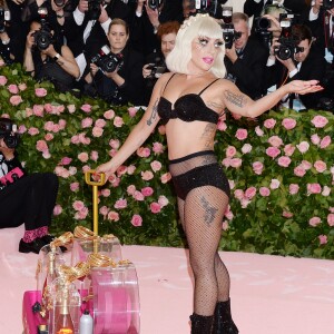 Lady Gaga fait un striptease lors de son arrivée à la 71e édition du MET Gala sur le thème "Camp: Notes on Fashion" au Costume Intitute du Metropolitan Museum of Art à New York, le 6 mai 2019.