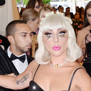 Lady Gaga fait un striptease lors de son arrivée à la 71e édition du MET Gala sur le thème "Camp: Notes on Fashion" au Costume Intitute du Metropolitan Museum of Art à New York, le 6 mai 2019.