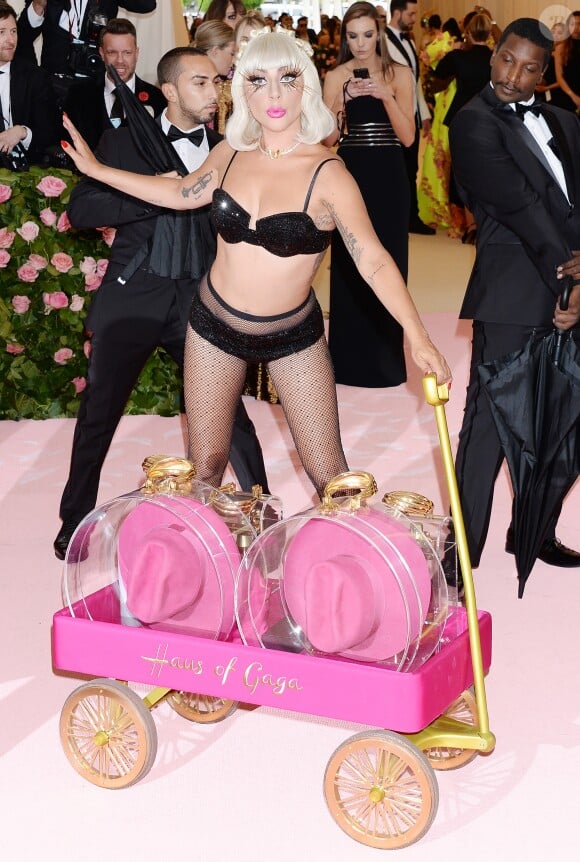 Lady Gaga fait un striptease lors de son arrivée à la 71e édition du MET Gala sur le thème "Camp: Notes on Fashion" au Costume Intitute du Metropolitan Museum of Art à New York, le 6 mai 2019.