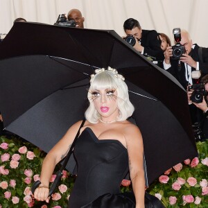 Lady Gaga fait un striptease lors de son arrivée à la 71e édition du MET Gala sur le thème "Camp: Notes on Fashion" au Costume Intitute du Metropolitan Museum of Art à New York, le 6 mai 2019.