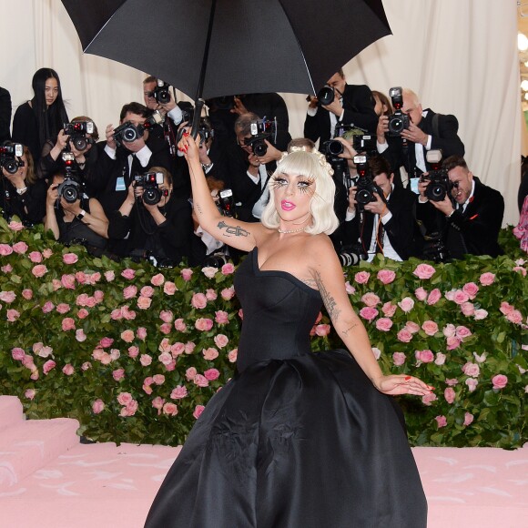 Lady Gaga fait un striptease lors de son arrivée à la 71e édition du MET Gala sur le thème "Camp: Notes on Fashion" au Costume Intitute du Metropolitan Museum of Art à New York, le 6 mai 2019.