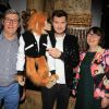 Jeff Panacloc inaugure son double de cire avec ses parents et les VIP