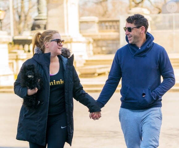 Info - Amy Schumer est maman pour la première fois d'un petit garçon - Exclusif - Amy Schumer et son mari Chris Fischer se promènent main dans la main à New York le 7 avril 2018.