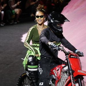 Rihanna en moto-cross lors du défilé Fenty Puma by Rihanna lors de la Fashion Week à New York, le 10 septembre 2017.