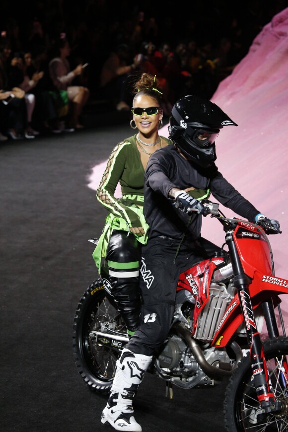 Rihanna en moto-cross lors du défilé Fenty Puma by Rihanna lors de la Fashion Week à New York, le 10 septembre 2017.