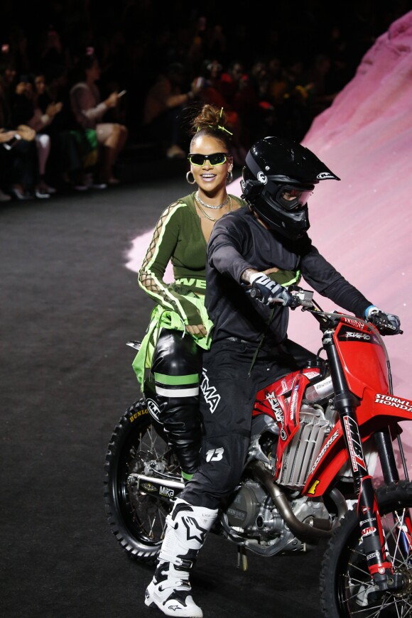 Desfile FENTYxPUMA e Rihanna na moto –