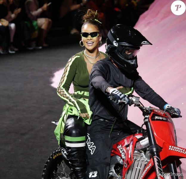 Rihanna en moto-cross lors du défilé Fenty Puma by Rihanna lors de la Fashion Week à New York, le 10 septembre 2017.