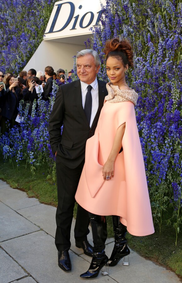 Rihanna et Sidney Toledano - Rihanna au défilé PAP "Christian Dior" printemps / été 2016 à la cour carré du Louvre à Paris le 2 octobre 2015.
