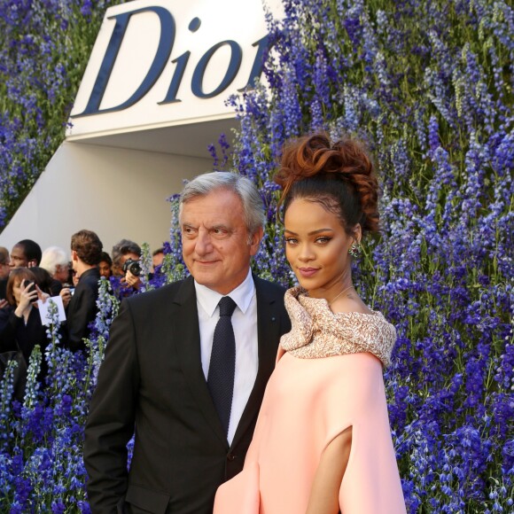 Rihanna et Sidney Toledano - Rihanna au défilé PAP "Christian Dior" printemps / été 2016 à la cour carré du Louvre à Paris le 2 octobre 2015.