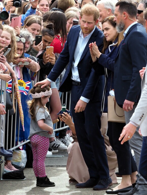Le prince Harry, duc de Sussex, et Meghan Markle, duchesse de Sussex, ont été accueillis par une foule de supporters au Viaduct Harbour à Auckland, Nouvelle-Zélande, le 30 octobre 2018.