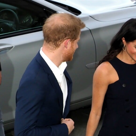 Le prince Harry, duc de Sussex, et Meghan Markle, duchesse de Sussex, sont accueillis par la Premiere ministre de Nouvelle-Zélande, Jacinda Ardern, au musée du mémorial de guerre d'Auckland, Nouvelle-Zélande, le 30 octobre 2018.