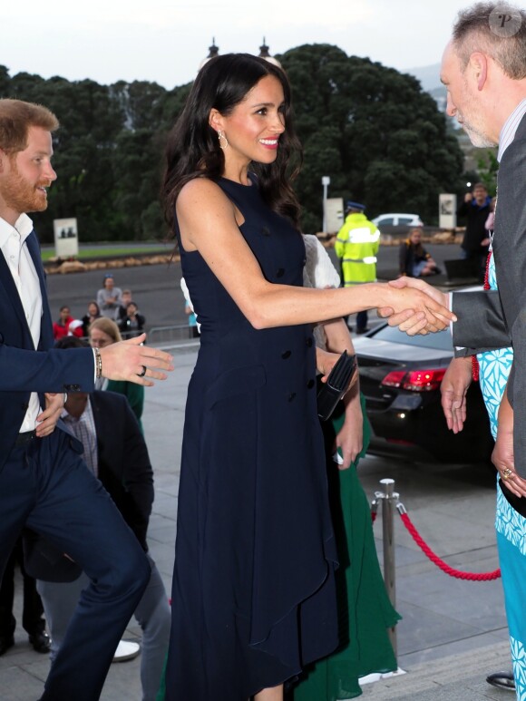 Le prince Harry, duc de Sussex, et Meghan Markle, duchesse de Sussex, sont accueillis par la Premiere ministre de Nouvelle-Zélande, Jacinda Ardern, au musée du mémorial de guerre d'Auckland, Nouvelle-Zélande, le 30 octobre 2018.