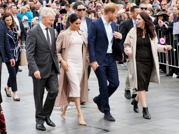 Le prince Harry, duc de Sussex, et Meghan Markle, duchesse de Sussex, ont été accueillis par une foule de supporters au Viaduct Harbour à Auckland, Nouvelle-Zélande, le 30 octobre 2018.