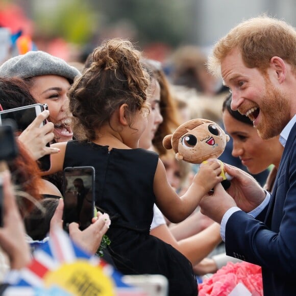 Le prince Harry, duc de Sussex, et Meghan Markle, duchesse de Sussex, ont été accueillis par une foule de supporters au Viaduct Harbour à Auckland, Nouvelle-Zélande, le 30 octobre 2018.