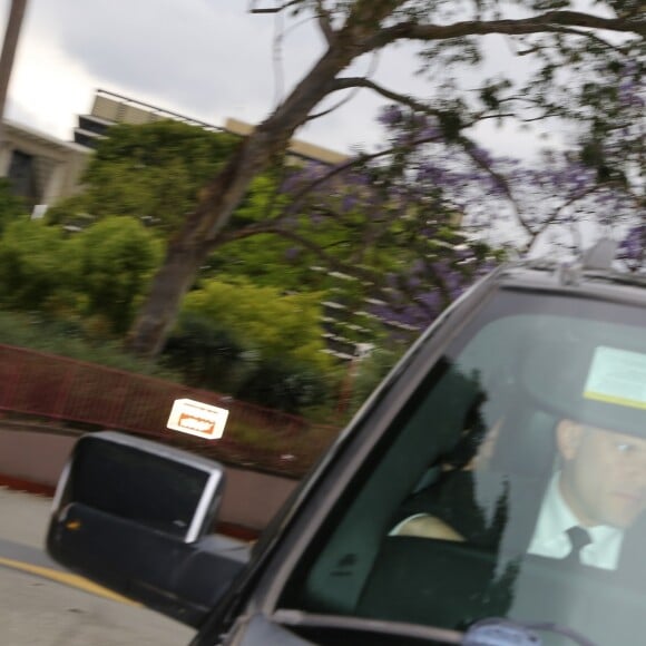 Britney Spears quitte le tribunal aux côtés de sa mère Lynne Spears à Los Angeles. L'audience portait sur la mise sous tutelle de la chanteuse après la fin de son traitement. Britney n'était pas dans la salle d'audience mais dans le bureau du juge lorsque son avocat parlait en son nom. Quand elle est apparue, un témoin oculaire a déclaré que la chanteuse "portait un col roulé noir et était assise à côté de sa mère". Le 10 mai 2019.