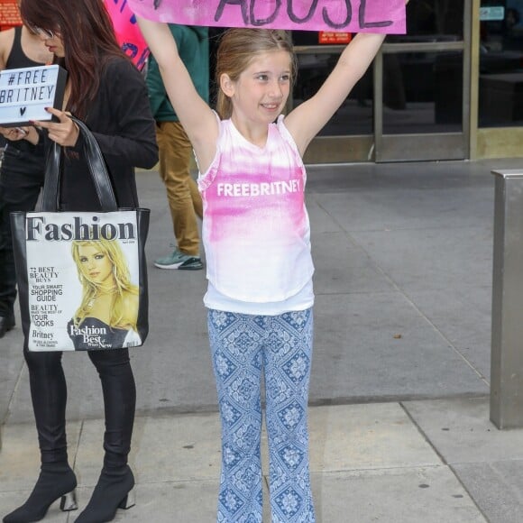 Les manifestants du mouvement FreeBritney se rassemblent devant la salle d'audience de Britney Spears pour demander la fin de la mise sous tutelle de la chanteuse à Los Angeles, le 10 mai 2019.