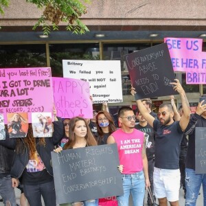 Les manifestants du mouvement FreeBritney se rassemblent devant la salle d'audience de Britney Spears pour demander la fin de la mise sous tutelle de la chanteuse à Los Angeles, le 10 mai 2019.