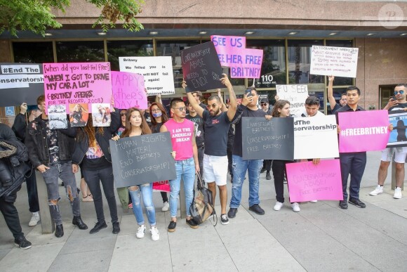 Les manifestants du mouvement FreeBritney se rassemblent devant la salle d'audience de Britney Spears pour demander la fin de la mise sous tutelle de la chanteuse à Los Angeles, le 10 mai 2019.