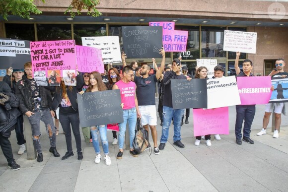 Les manifestants du mouvement FreeBritney se rassemblent devant la salle d'audience de Britney Spears pour demander la fin de la mise sous tutelle de la chanteuse à Los Angeles, le 10 mai 2019.