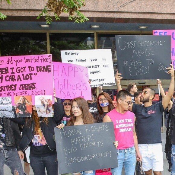 Les manifestants du mouvement FreeBritney se rassemblent devant la salle d'audience de Britney Spears pour demander la fin de la mise sous tutelle de la chanteuse à Los Angeles, le 10 mai 2019.