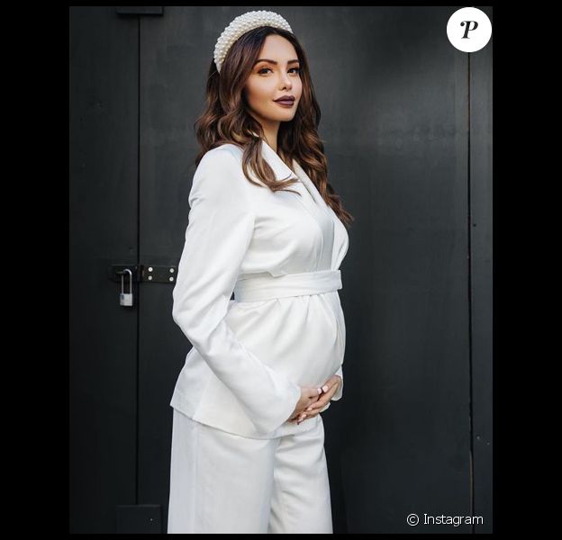 Nabilla, enceinte de 4 mois, dévoile son joli baby bump en total look blanc le 4 mai 2019.